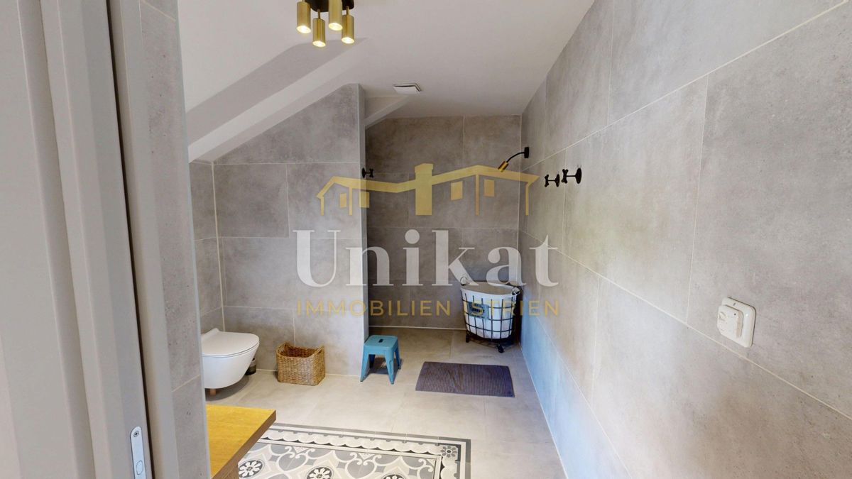 Splendida tenuta con due case in pietra e piscina